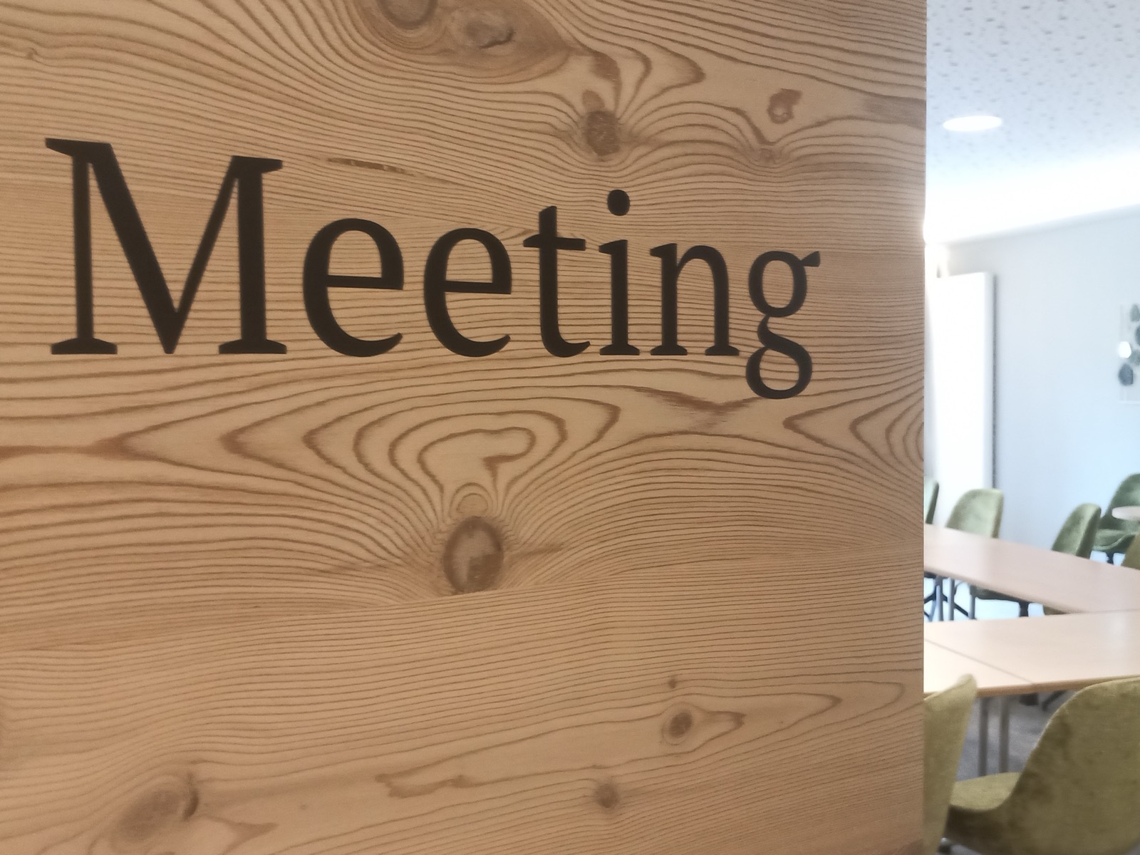 Schriftzug Meeting in Milchglasoptik vor einem Besprechungsraum