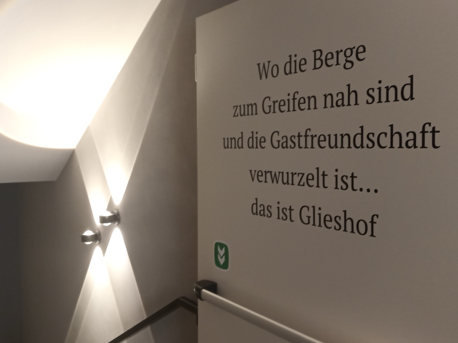 Wandbeschriftung mit Gästespruch im Treppenhaus, geplottete Folie