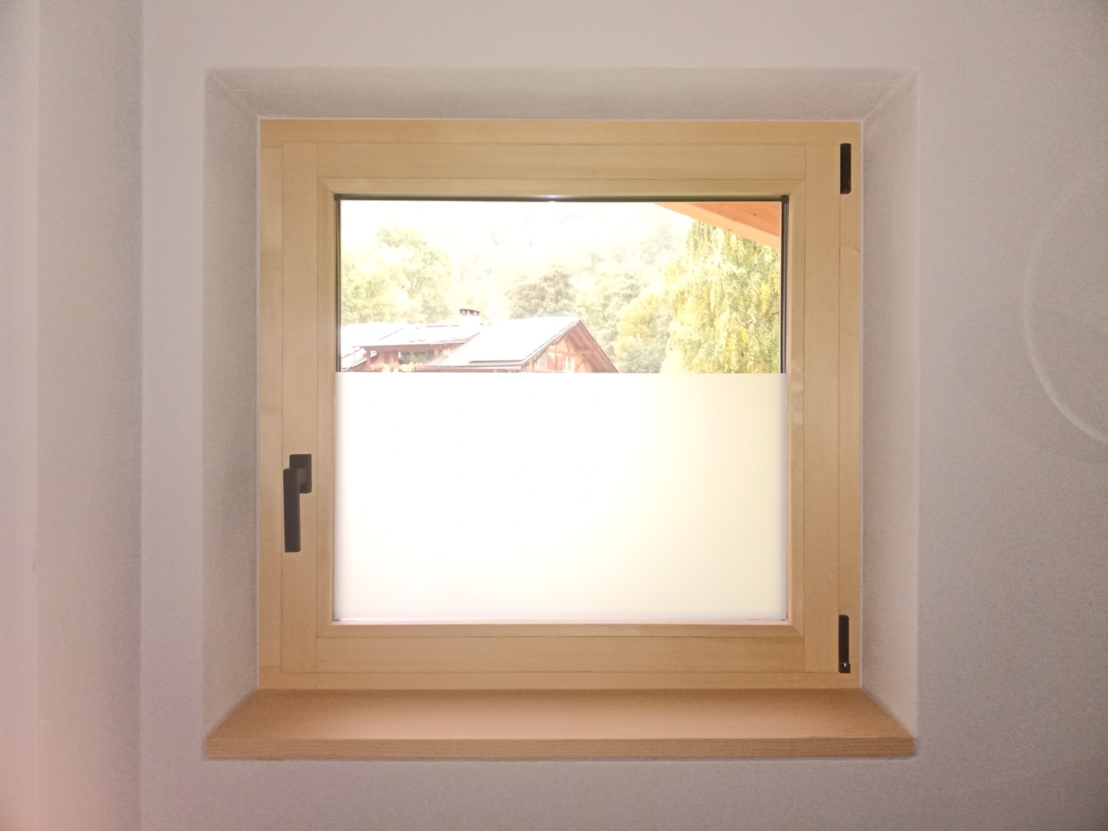 Dasselbe Fenster mit satinierter Sichtschutzfolie im unteren Bereich